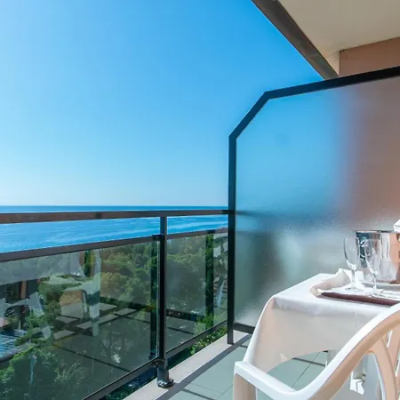 Отель Bobby Executive 3*