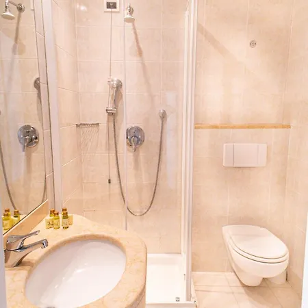 鲍比行政酒店 酒店 3*